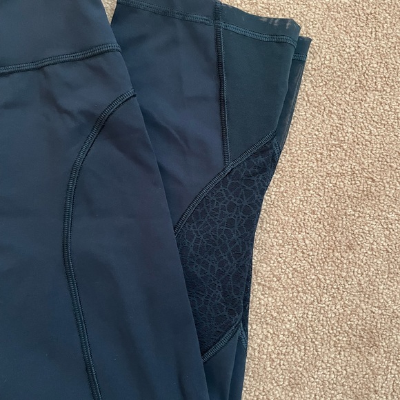 Lulu lemon Twist and Train High Rise crops - Picture 6 of 6